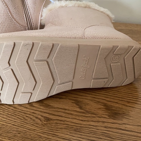 Cat & Jack girls rose/gold ankle boot size 5 with fur - Picture 5 of 5